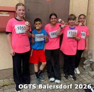 Kinder zeigen stolz ihre Medaille